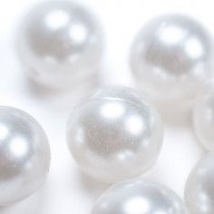 Perle Bianche Opalescenti con Foro - Grandi da vicino