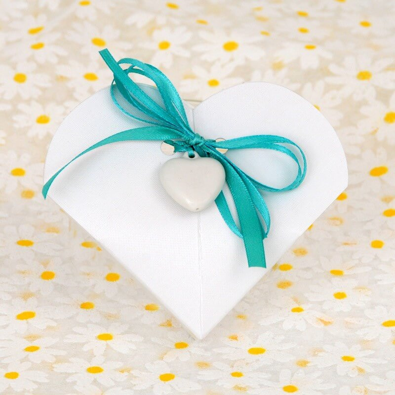 3 scatole a forma di cuore color bianco con cuoricini neri e dettagli oro -  Fioreproibito