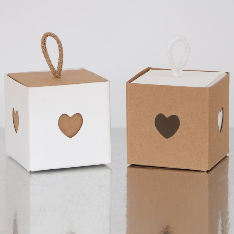 Scatole in cartone a forma di cuore. Vendute in set da 2 pezzi di diversa  dimensione. Disponibili